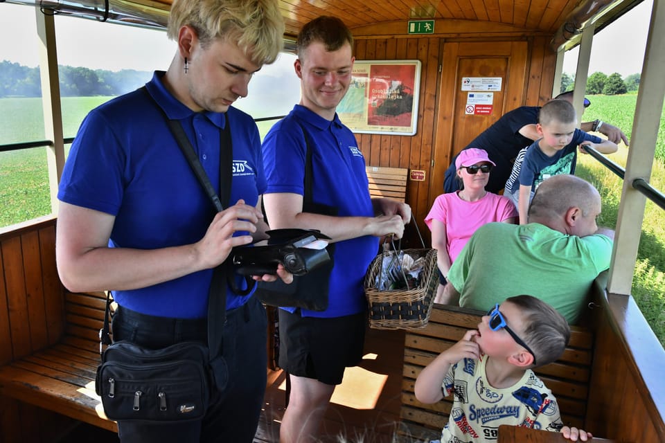 Der Verkauf von Fahrkarten und Souvenirs im touristischen Dampfzug trägt zur Erhaltung dieser romantischen Eisenbahnstrecke bei | Foto: Břetislav Tureček,  Radio Prague International