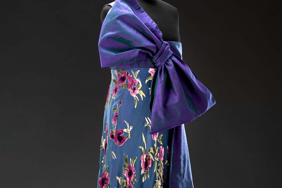 "Gift"-Kleid, 2012 | Foto: Uměleckoprůmyslové muzeum "Gift"-Kleid, 2012 | Foto: Uměleckoprůmyslové muzeum