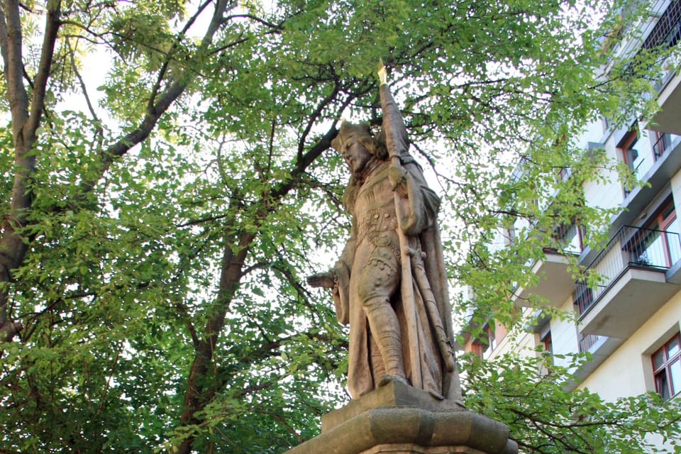 Die Wenzelsstatue vor dem Anwesen Kavalírka im Stadtteil Košíře | Foto: Barbora Němcová, Radio Prague International Die Wenzelsstatue vor dem Anwesen Kavalírka im Stadtteil Košíře | Foto: Barbora Němcová, Radio Prague International