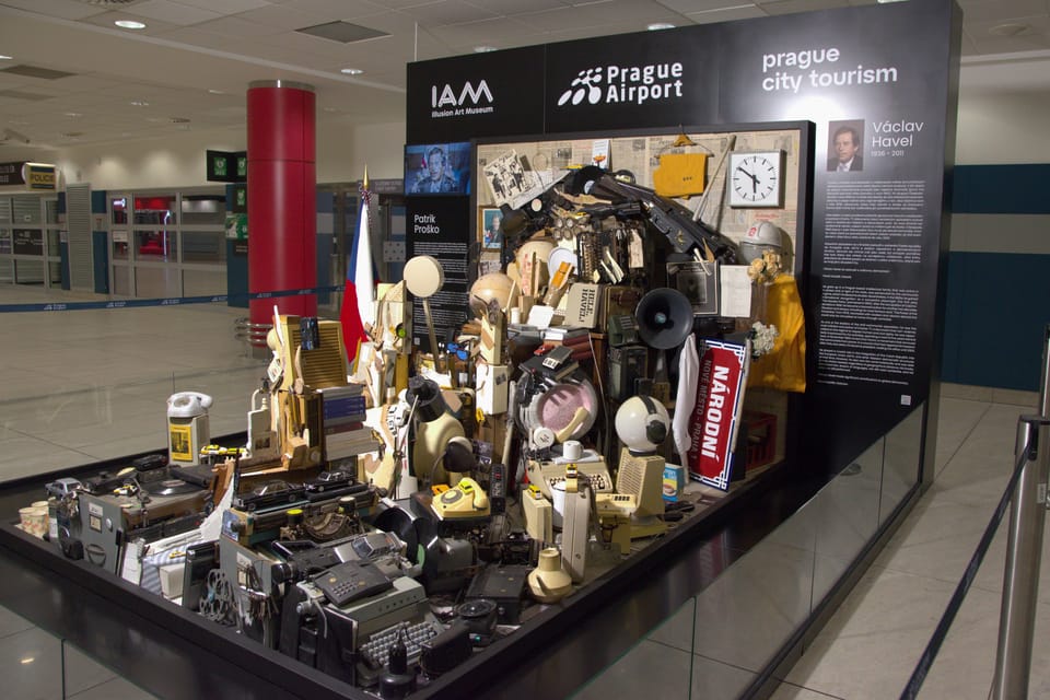 Anamorphotische Statue von Václav Havel auf dem Prager Flughafen | Foto: Barbora Navrátilová,  Radio Prague International