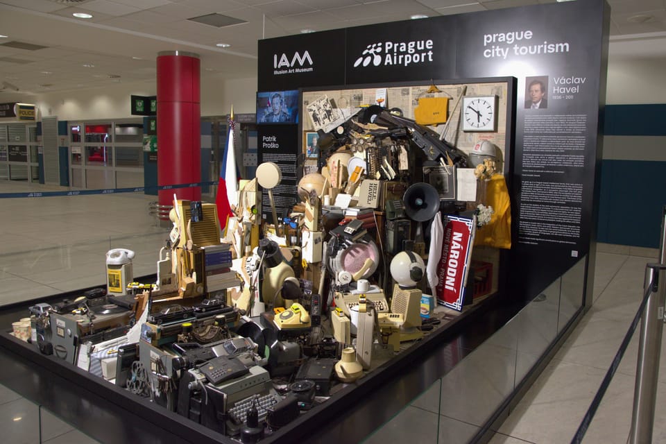 Anamorphotische Statue von Václav Havel auf dem Prager Flughafen | Foto: Barbora Navrátilová, Radio Prague International Anamorphotische Statue von Václav Havel auf dem Prager Flughafen | Foto: Barbora Navrátilová, Radio Prague International