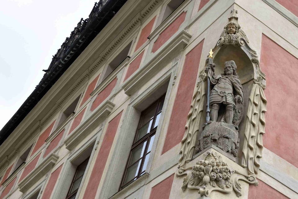 Sankt-Wenzels-Statue an der Alten Probstei auf dem Hradschin | Foto: Barbora Němcová, Radio Prague International Sankt-Wenzels-Statue an der Alten Probstei auf dem Hradschin | Foto: Barbora Němcová, Radio Prague International