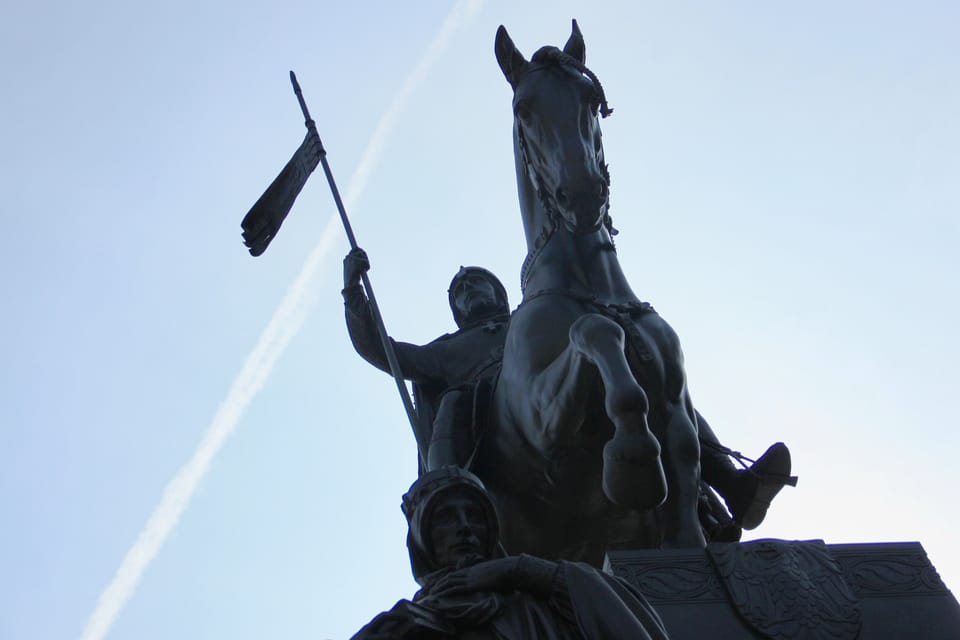 Sankt-Wenzels-Denkmal auf dem Wenzelsplatz von Bildhauer Josef Václav Myslbek | Foto: Barbora Němcová, Radio Prague International Sankt-Wenzels-Denkmal auf dem Wenzelsplatz von Bildhauer Josef Václav Myslbek | Foto: Barbora Němcová, Radio Prague International