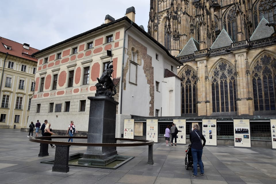 Springbrunnen von Plečnik auf dem dritten Burghof mit der gotischen Statue des Hl. Georg | Foto: Barbora Němcová, Radio Prague International Springbrunnen von Plečnik auf dem dritten Burghof mit der gotischen Statue des Hl. Georg | Foto: Barbora Němcová, Radio Prague International