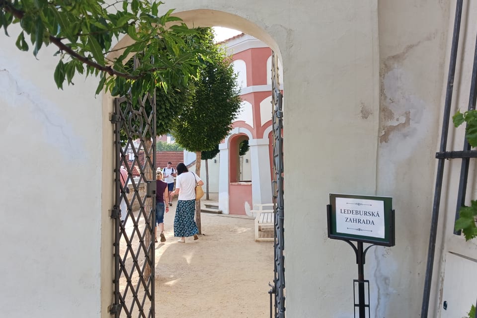 Das Tor zwischen dem Kleinen Pálffy und dem Ledeburger Garten | Foto: Lenka Žižková,  Radio Prague International