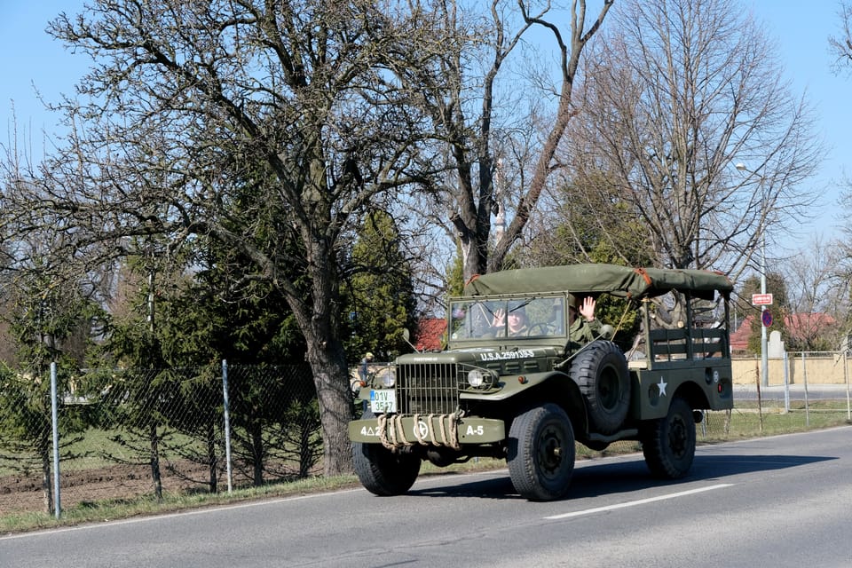Konvoi historischer Militärfahrzeuge anlässlich des 80. Jahrestages der Befreiung und des Gedenkens an die Luftangriffe auf Prag 1945 | Foto: Štěpánka Budková, Radio Prague International Konvoi historischer Militärfahrzeuge anlässlich des 80. Jahrestages der Befreiung und des Gedenkens an die Luftangriffe auf Prag 1945 | Foto: Štěpánka Budková, Radio Prague International