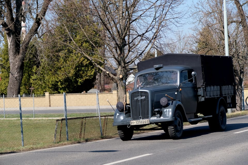 Konvoi historischer Militärfahrzeuge anlässlich des 80. Jahrestages der Befreiung und des Gedenkens an die Luftangriffe auf Prag 1945 | Foto: Bohumil Šimčík, Radio Prague International Konvoi historischer Militärfahrzeuge anlässlich des 80. Jahrestages der Befreiung und des Gedenkens an die Luftangriffe auf Prag 1945 | Foto: Bohumil Šimčík, Radio Prague International