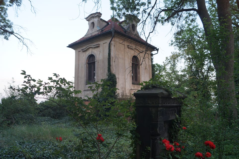Glockenturm der Kirche des Hl. Wenzel in Prag-Prosek und Grab von Honorata Zapová | Foto: Miloš Turek, Radio Prague International Glockenturm der Kirche des Hl. Wenzel in Prag-Prosek und Grab von Honorata Zapová | Foto: Miloš Turek, Radio Prague International