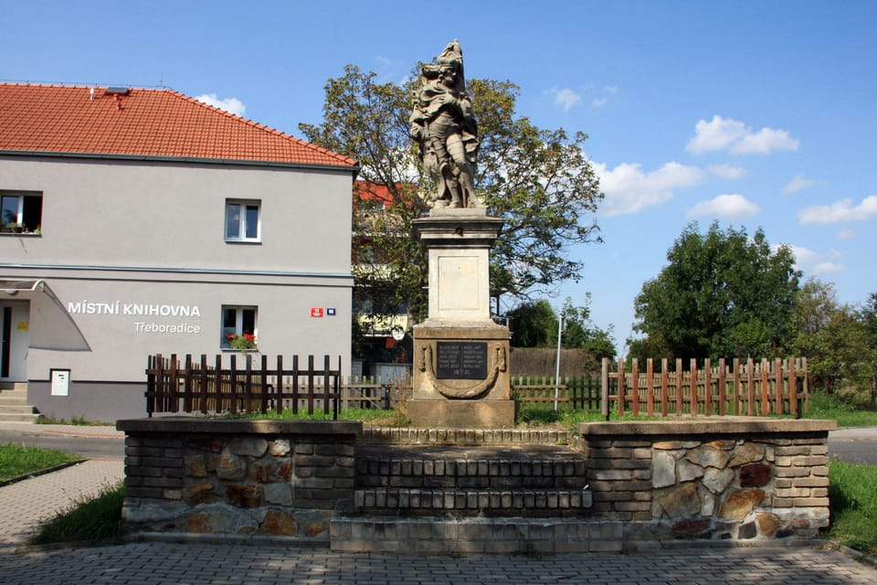 Die Statue des heiligen Wenzels von einem unbekannten Künstler in Třeboradice am Nordrand von Prag | Foto: Barbora Němcová,  Radio Prague International