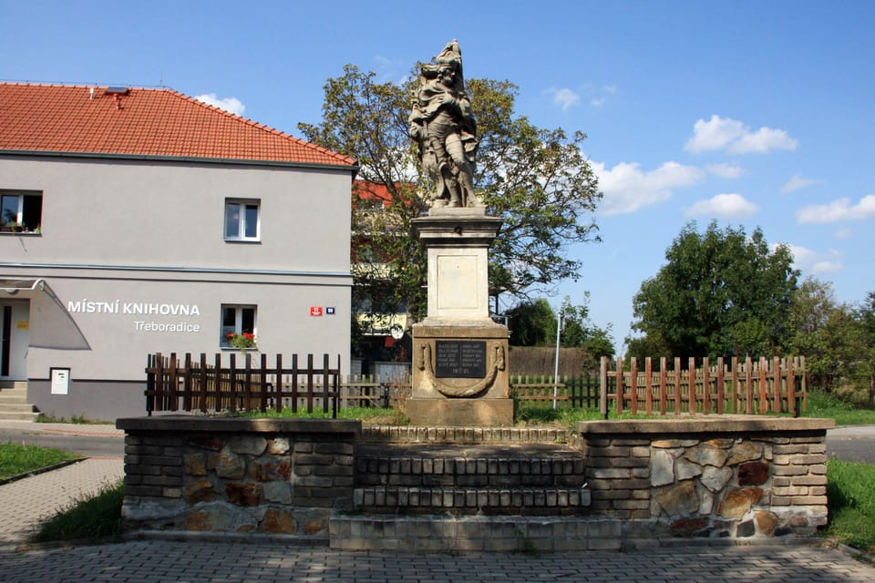 Die Statue des heiligen Wenzels von einem unbekannten Künstler in Třeboradice am Nordrand von Prag | Foto: Barbora Němcová, Radio Prague International Die Statue des heiligen Wenzels von einem unbekannten Künstler in Třeboradice am Nordrand von Prag | Foto: Barbora Němcová, Radio Prague International