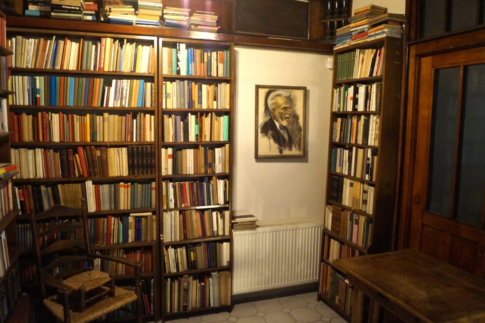 Kleine Bibliothek im oberen Teil der Halle | Foto: Radio Prague International