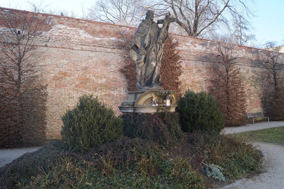 Statue des hl. Nepomuk (Foto: Archiv Radio Prague Int.) Statue des hl. Nepomuk (Foto: Archiv Radio Prague Int.)