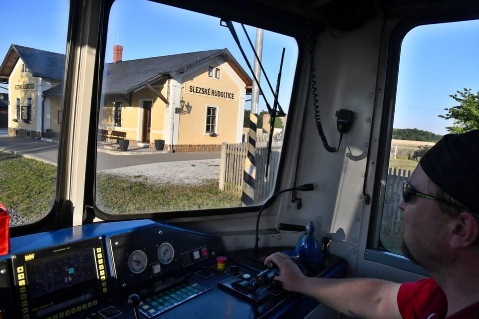 Slezské Rudoltice war der erste Bahnhof,  an dem die Strecke saniert wurde; später folgten auch weitere Bahnhöfe | Foto: Břetislav Tureček,  Radio Prague International