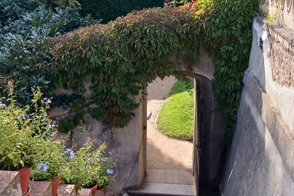 Das Tor zwischen dem Kolowrat- und dem Großen Pálffy-Garten | Foto: Lenka Žižková, Radio Prague International Das Tor zwischen dem Kolowrat- und dem Großen Pálffy-Garten | Foto: Lenka Žižková, Radio Prague International