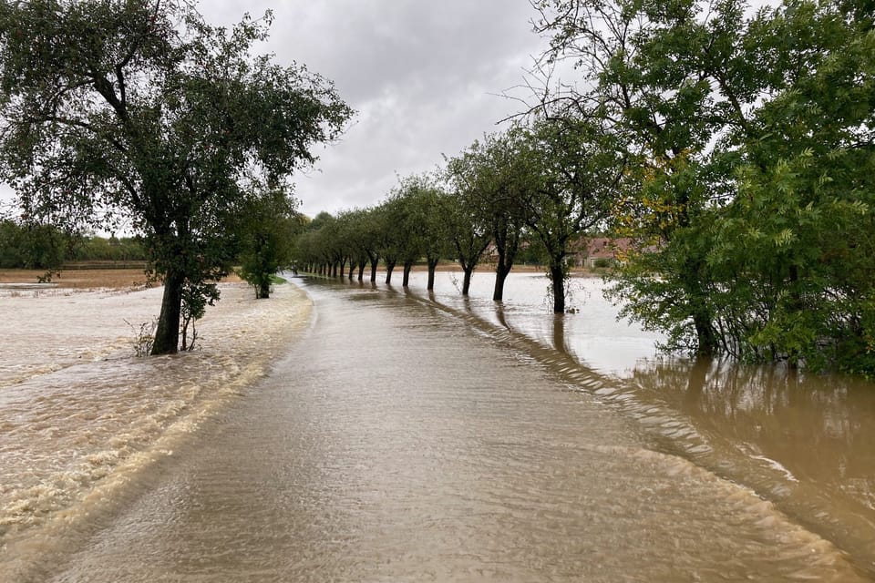 Überflutete Straße bei Poděčele in der Region Chrudim | Foto: Honza Ptáček, Tschechischer Rundfunk Überflutete Straße bei Poděčele in der Region Chrudim | Foto: Honza Ptáček, Tschechischer Rundfunk