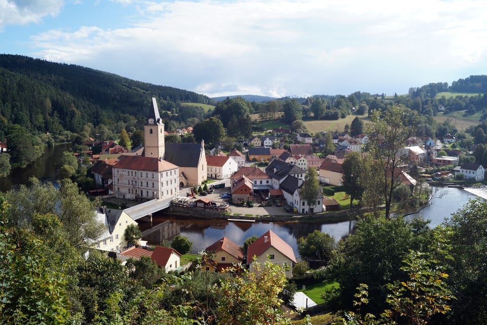 Blick von der Burg auf Rosenberg / Rožmberk in der Moldau-Biegung | Foto: Miloš Turek, Radio Prague International Blick von der Burg auf Rosenberg / Rožmberk in der Moldau-Biegung | Foto: Miloš Turek, Radio Prague International