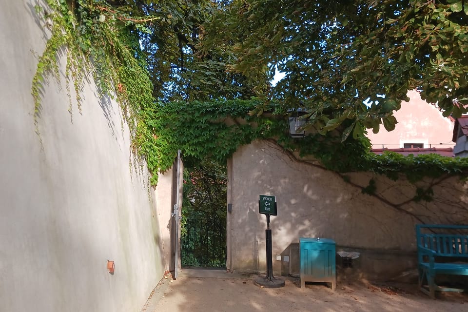 Das letzte Tor und der Spaziergang durch die Prager Gärten ist vorbei. | Foto: Lenka Žižková, Radio Prague International Das letzte Tor und der Spaziergang durch die Prager Gärten ist vorbei. | Foto: Lenka Žižková, Radio Prague International