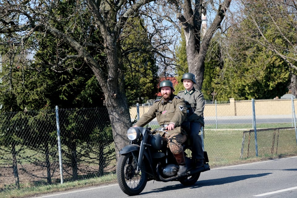 Konvoi historischer Militärfahrzeuge anlässlich des 80. Jahrestages der Befreiung und des Gedenkens an die Luftangriffe auf Prag 1945 | Foto: Bohumil Šimčík, Radio Prague International Konvoi historischer Militärfahrzeuge anlässlich des 80. Jahrestages der Befreiung und des Gedenkens an die Luftangriffe auf Prag 1945 | Foto: Bohumil Šimčík, Radio Prague International