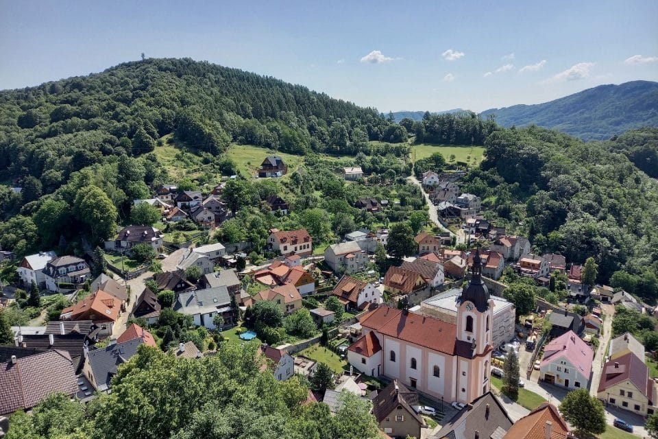 Blick auf die Stadt Štramberk und Bílá Hora von Trúba aus | Foto: Petra Štrymplová, Radio Prague International Blick auf die Stadt Štramberk und Bílá Hora von Trúba aus | Foto: Petra Štrymplová, Radio Prague International