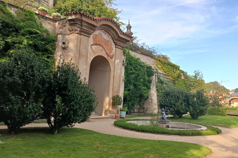 Sonnenuhr und Brunnen mit der Statue von Triton im Großen Pálffy-Garten | Foto: Lenka Žižková,  Radio Prague International