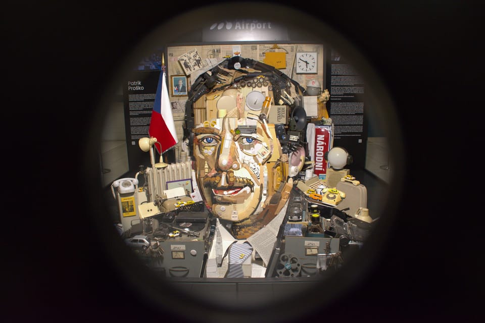 Anamorphotische Statue von Václav Havel auf dem Prager Flughafen | Foto: Barbora Navrátilová, Radio Prague International Anamorphotische Statue von Václav Havel auf dem Prager Flughafen | Foto: Barbora Navrátilová, Radio Prague International