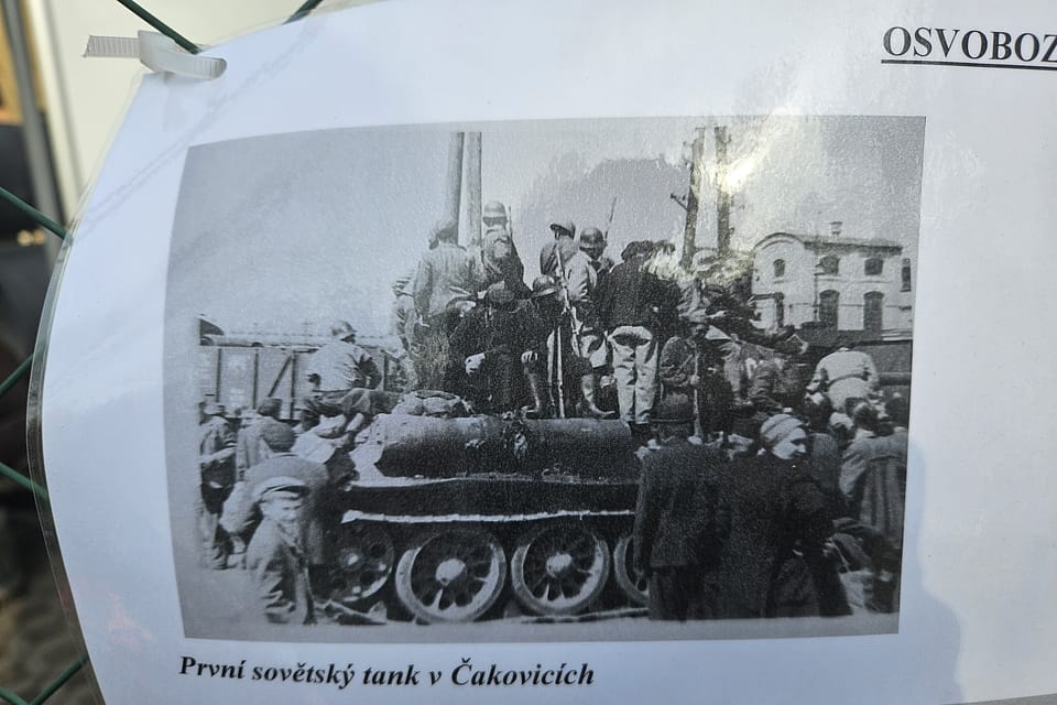 Erster sowjetischer Panzer in Čakovice | Foto: Štěpánka Budková, Radio Prague International Erster sowjetischer Panzer in Čakovice | Foto: Štěpánka Budková, Radio Prague International