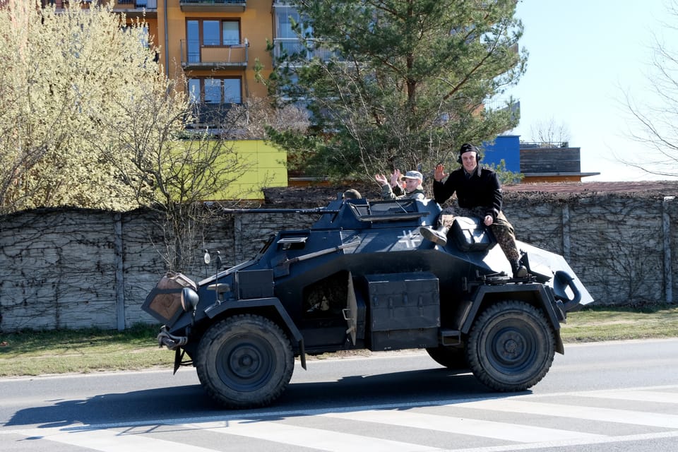 Konvoi historischer Militärfahrzeuge anlässlich des 80. Jahrestages der Befreiung und des Gedenkens an die Luftangriffe auf Prag 1945 | Foto: Bohumil Šimčík, Radio Prague International Konvoi historischer Militärfahrzeuge anlässlich des 80. Jahrestages der Befreiung und des Gedenkens an die Luftangriffe auf Prag 1945 | Foto: Bohumil Šimčík, Radio Prague International