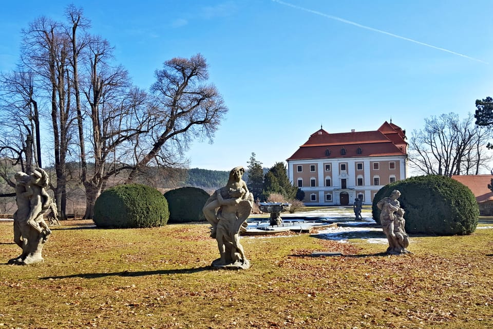 Barocke Skulpturen von Matyáš Braun im Park des Schlosses Valeč | Foto: Monika Červená, Tschechischer Rundfunk Barocke Skulpturen von Matyáš Braun im Park des Schlosses Valeč | Foto: Monika Červená, Tschechischer Rundfunk