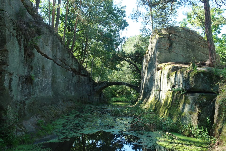 Steinbogenbrücke am Dammteich  (Hrázský rybník). Foto: Štěpánka Budková