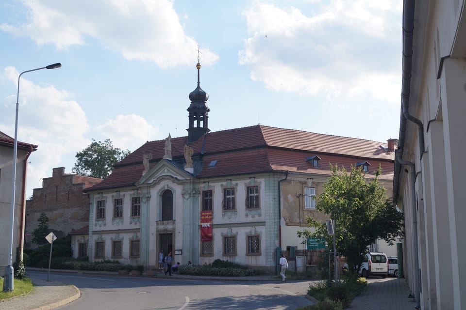 Schloss mit der Dreifaltigkeits- und Wenzelskapelle in Prag-Ďáblice | Foto: Miloš Turek, Radio Prague International Schloss mit der Dreifaltigkeits- und Wenzelskapelle in Prag-Ďáblice | Foto: Miloš Turek, Radio Prague International