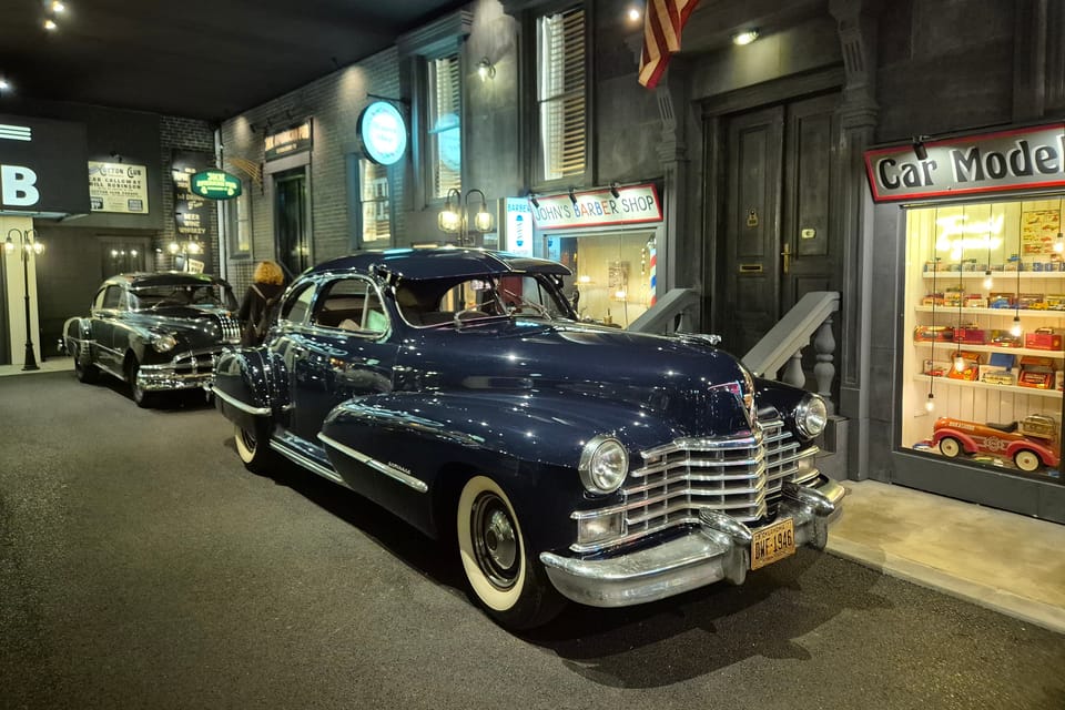 Blauer Cadillac vor Johns Friseurladen geparkt | Foto: Petr Lukeš,  Radio Prague International