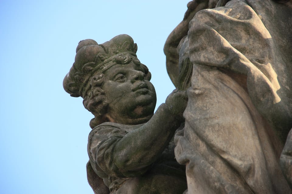Statue der heiligen Ludmilla mit dem jungen Wenzel auf der Karlsbrücke | Foto: Barbora Němcová, Radio Prague International Statue der heiligen Ludmilla mit dem jungen Wenzel auf der Karlsbrücke | Foto: Barbora Němcová, Radio Prague International