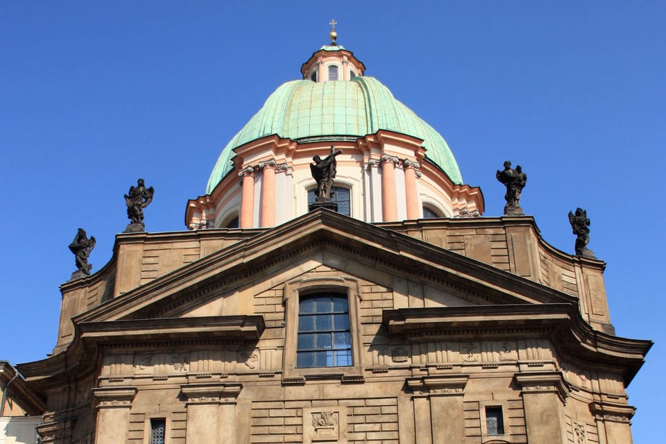 Die Statue des heiligen Wenzels (rechts oben) an der Kirche des heiligen Franziskus auf dem Kreuzherrenplatz | Foto: Barbora Němcová, Radio Prague International Die Statue des heiligen Wenzels (rechts oben) an der Kirche des heiligen Franziskus auf dem Kreuzherrenplatz | Foto: Barbora Němcová, Radio Prague International