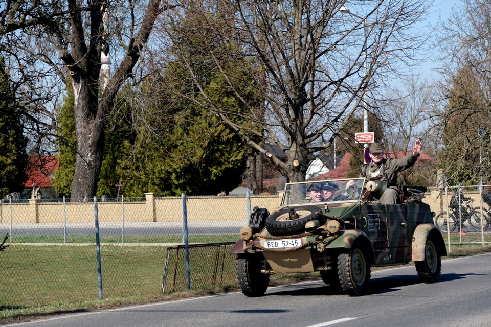 Konvoi historischer Militärfahrzeuge anlässlich des 80. Jahrestages der Befreiung und des Gedenkens an die Luftangriffe auf Prag 1945 | Foto: Bohumil Šimčík, Radio Prague International Konvoi historischer Militärfahrzeuge anlässlich des 80. Jahrestages der Befreiung und des Gedenkens an die Luftangriffe auf Prag 1945 | Foto: Bohumil Šimčík, Radio Prague International
