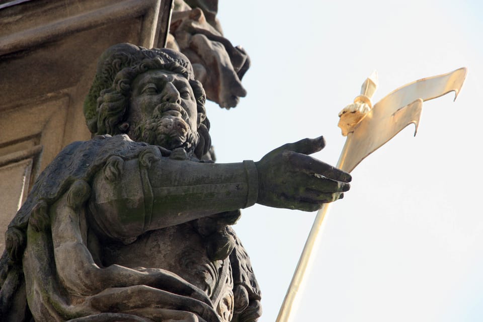 Der heilige Wenzel inmitten der böhmischen Landespatrone, Pestsäule im oberen Teil des Kleinseitner Rings | Foto: Barbora Němcová, Radio Prague International Der heilige Wenzel inmitten der böhmischen Landespatrone, Pestsäule im oberen Teil des Kleinseitner Rings | Foto: Barbora Němcová, Radio Prague International