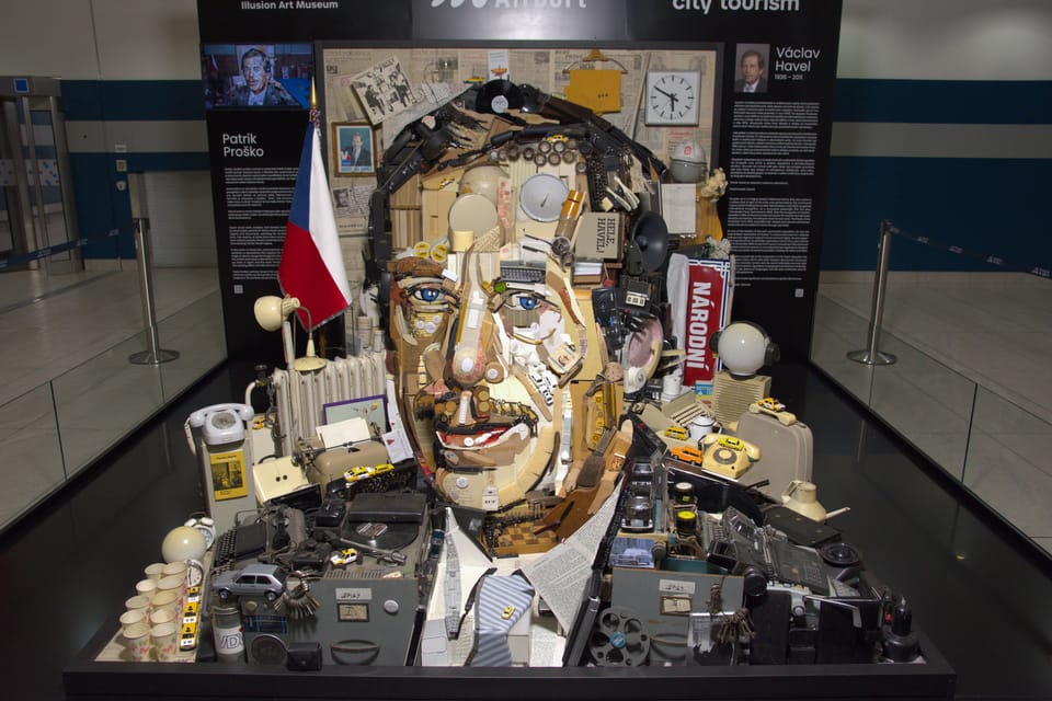 Anamorphotische Statue von Václav Havel auf dem Prager Flughafen | Foto: Barbora Navrátilová, Radio Prague International Anamorphotische Statue von Václav Havel auf dem Prager Flughafen | Foto: Barbora Navrátilová, Radio Prague International