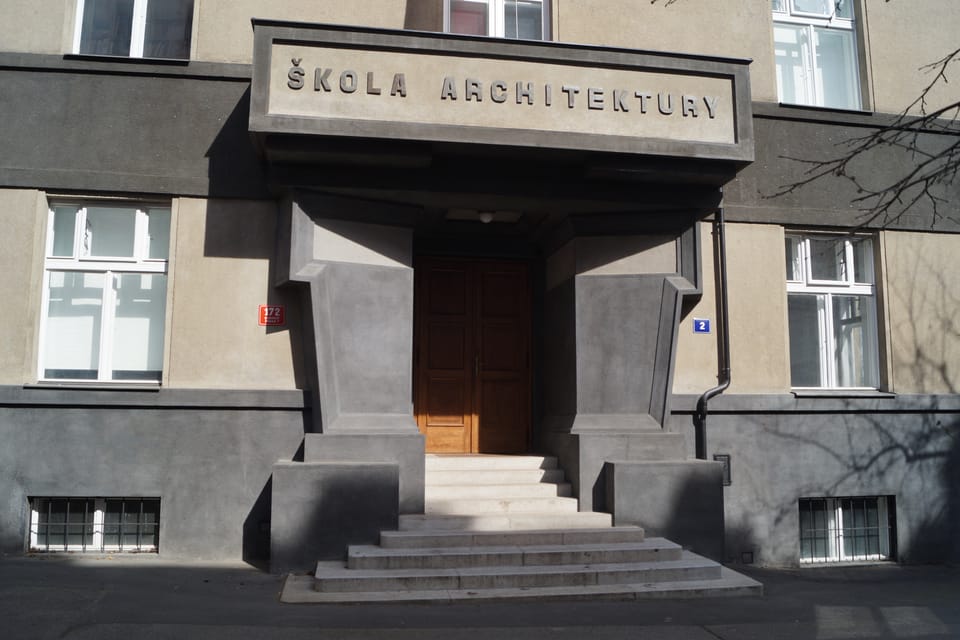 1910 gründete Kotěra eine Architekturschule. Das Gebäude im Stil der frühen Moderne mit kubistischen Elementen steht im Prager Stadtteil Bubeneč. | Foto: Radio Prague International 1910 gründete Kotěra eine Architekturschule. Das Gebäude im Stil der frühen Moderne mit kubistischen Elementen steht im Prager Stadtteil Bubeneč. | Foto: Radio Prague International