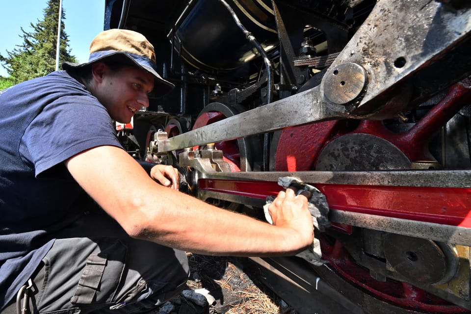 Regelmäßige Wartung der Lokomotive U 57.001, die in den 1930er Jahren von Škoda für die jugoslawischen Eisenbahnen hergestellt wurde | Foto: Břetislav Tureček, Radio Prague International Regelmäßige Wartung der Lokomotive U 57.001, die in den 1930er Jahren von Škoda für die jugoslawischen Eisenbahnen hergestellt wurde | Foto: Břetislav Tureček, Radio Prague International
