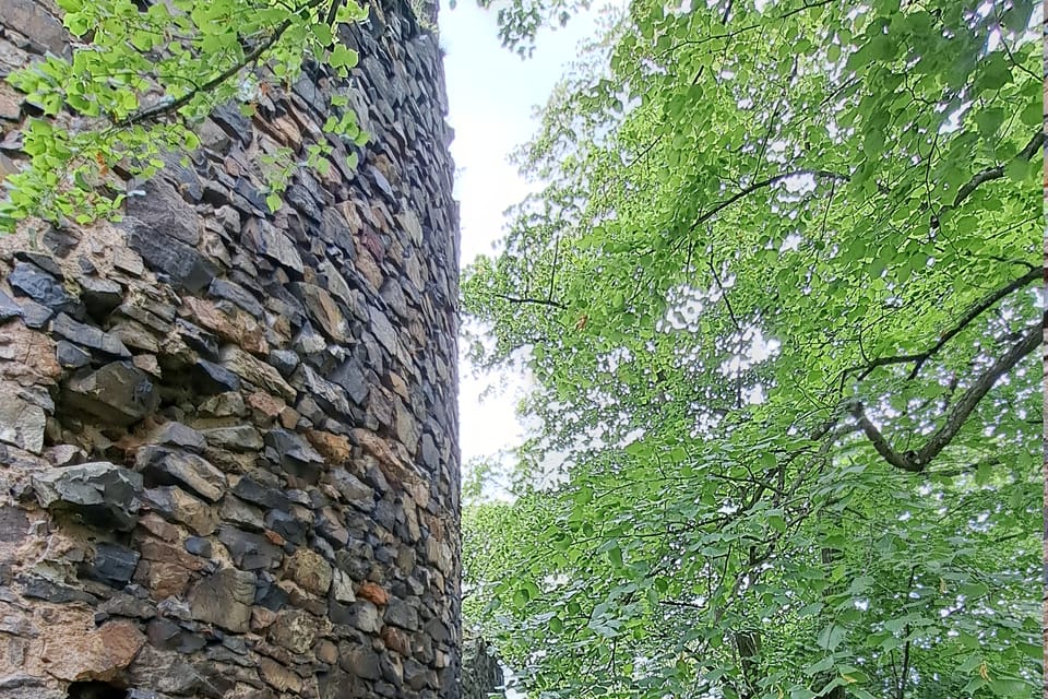 Von der Burg sind nur noch Reste erhalten. | Foto: Hana Slavická, Radio Prague International Von der Burg sind nur noch Reste erhalten. | Foto: Hana Slavická, Radio Prague International