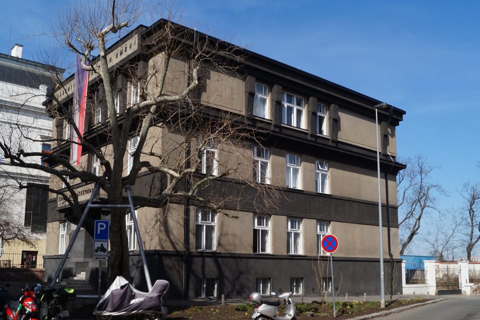 1910 gründete Kotěra eine Architekturschule. Das Gebäude im Stil der frühen Moderne mit kubistischen Elementen steht im Prager Stadtteil Bubeneč. | Foto:  Radio Prague International