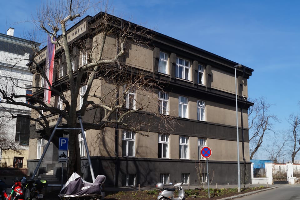1910 gründete Kotěra eine Architekturschule. Das Gebäude im Stil der frühen Moderne mit kubistischen Elementen steht im Prager Stadtteil Bubeneč. | Foto: Radio Prague International 1910 gründete Kotěra eine Architekturschule. Das Gebäude im Stil der frühen Moderne mit kubistischen Elementen steht im Prager Stadtteil Bubeneč. | Foto: Radio Prague International