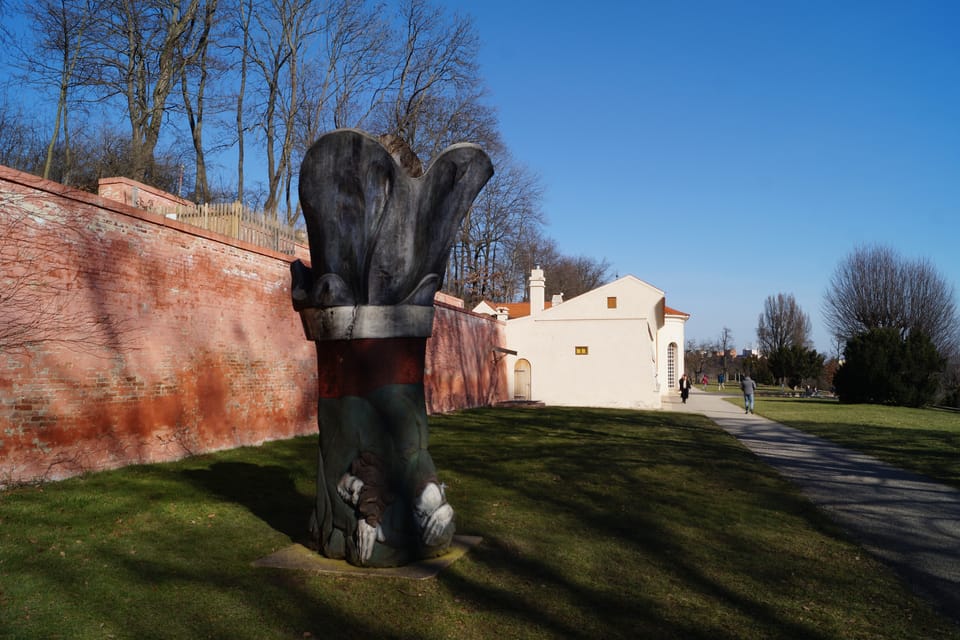 Skulptur „Über Getsemani“ und Orangerie (Foto: Archiv Radio Prague Int.) Skulptur „Über Getsemani“ und Orangerie (Foto: Archiv Radio Prague Int.)