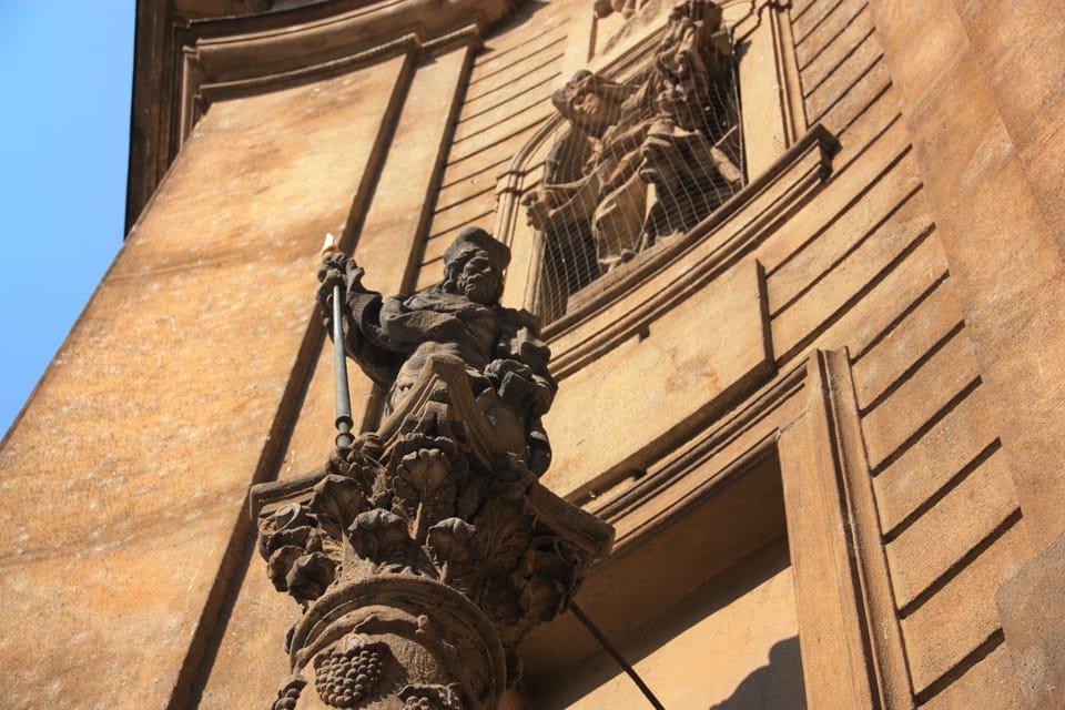 Weinbergsäule auf dem Kreuzherrenplatz mit der Statue des heiligen Wenzels  | Foto: Barbora Němcová,  Radio Prague International