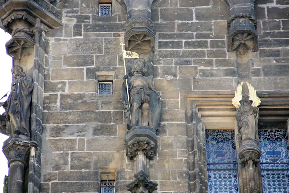 Die Wenzelsstatue am Pulvertor in Richtung Zeltnergasse (Celetná ulice) | Foto: Barbora Němcová, Radio Prague International Die Wenzelsstatue am Pulvertor in Richtung Zeltnergasse (Celetná ulice) | Foto: Barbora Němcová, Radio Prague International