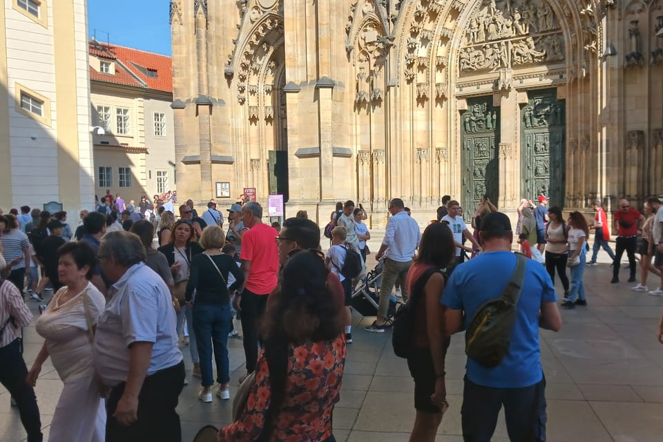 Touristen vor dem Sankt-Veits-Dom | Foto: Lenka Žižková, Radio Prague International Touristen vor dem Sankt-Veits-Dom | Foto: Lenka Žižková, Radio Prague International