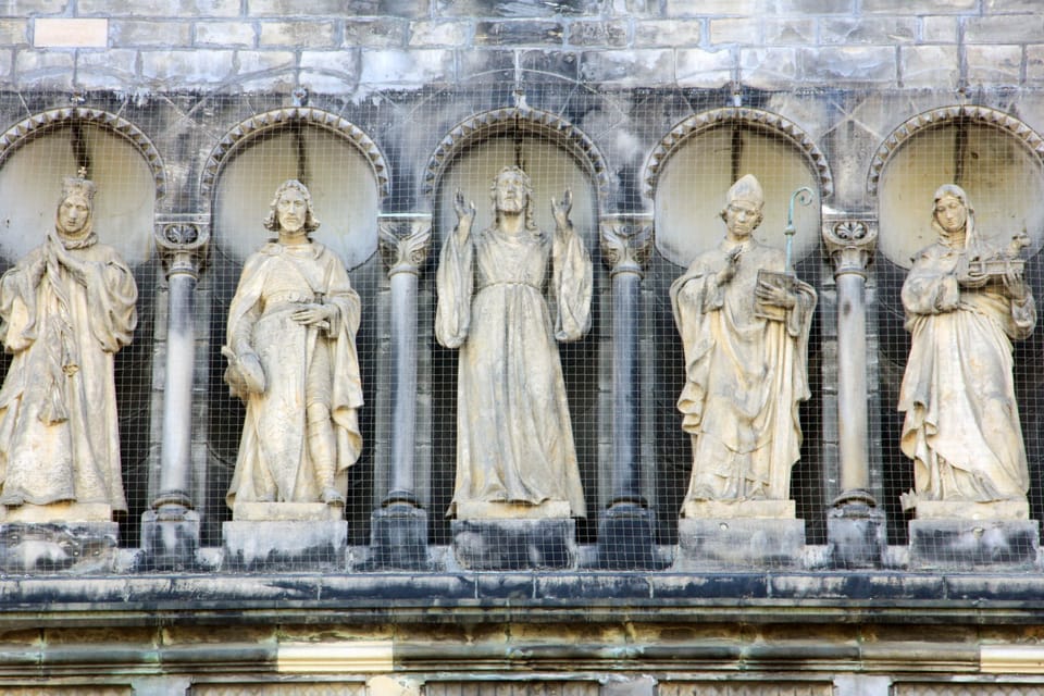Die Statue des heiligen Wenzels (2. von links) über dem Haupteingang zur Kyrill-und-Method-Kirche im Stadtteil Karlín | Foto: Barbora Němcová, Radio Prague International Die Statue des heiligen Wenzels (2. von links) über dem Haupteingang zur Kyrill-und-Method-Kirche im Stadtteil Karlín | Foto: Barbora Němcová, Radio Prague International