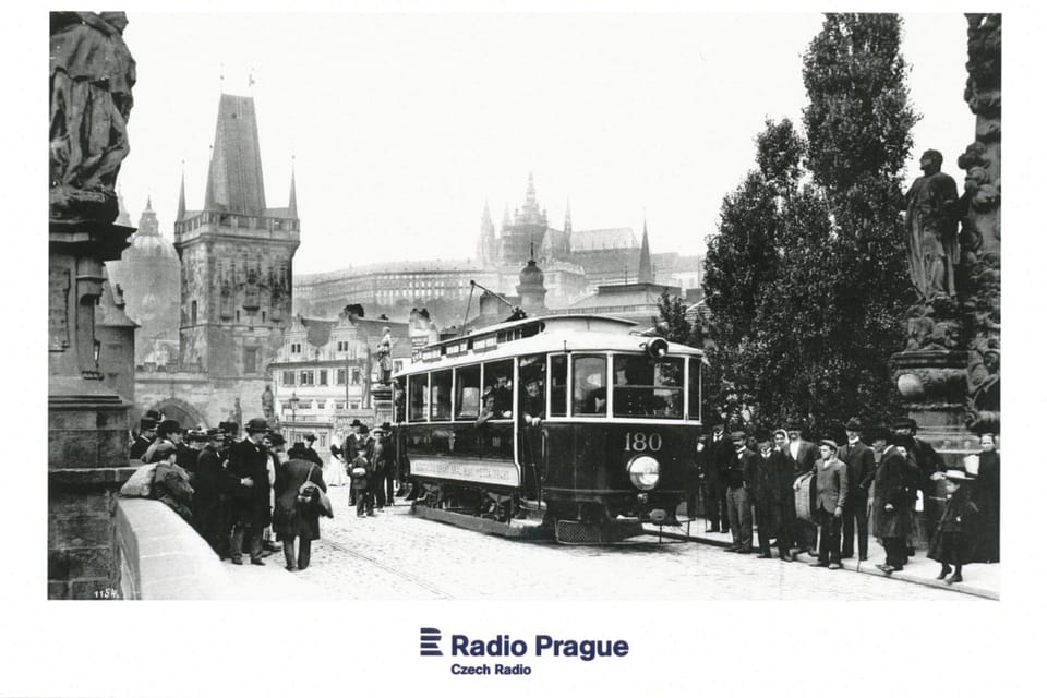 Straßenbahn auf der Karlsbrücke in den Jahren 1905 bis 1908 (Foto: Verkehrsbetriebe der Hauptstadt Prag) Straßenbahn auf der Karlsbrücke in den Jahren 1905 bis 1908 (Foto: Verkehrsbetriebe der Hauptstadt Prag)
