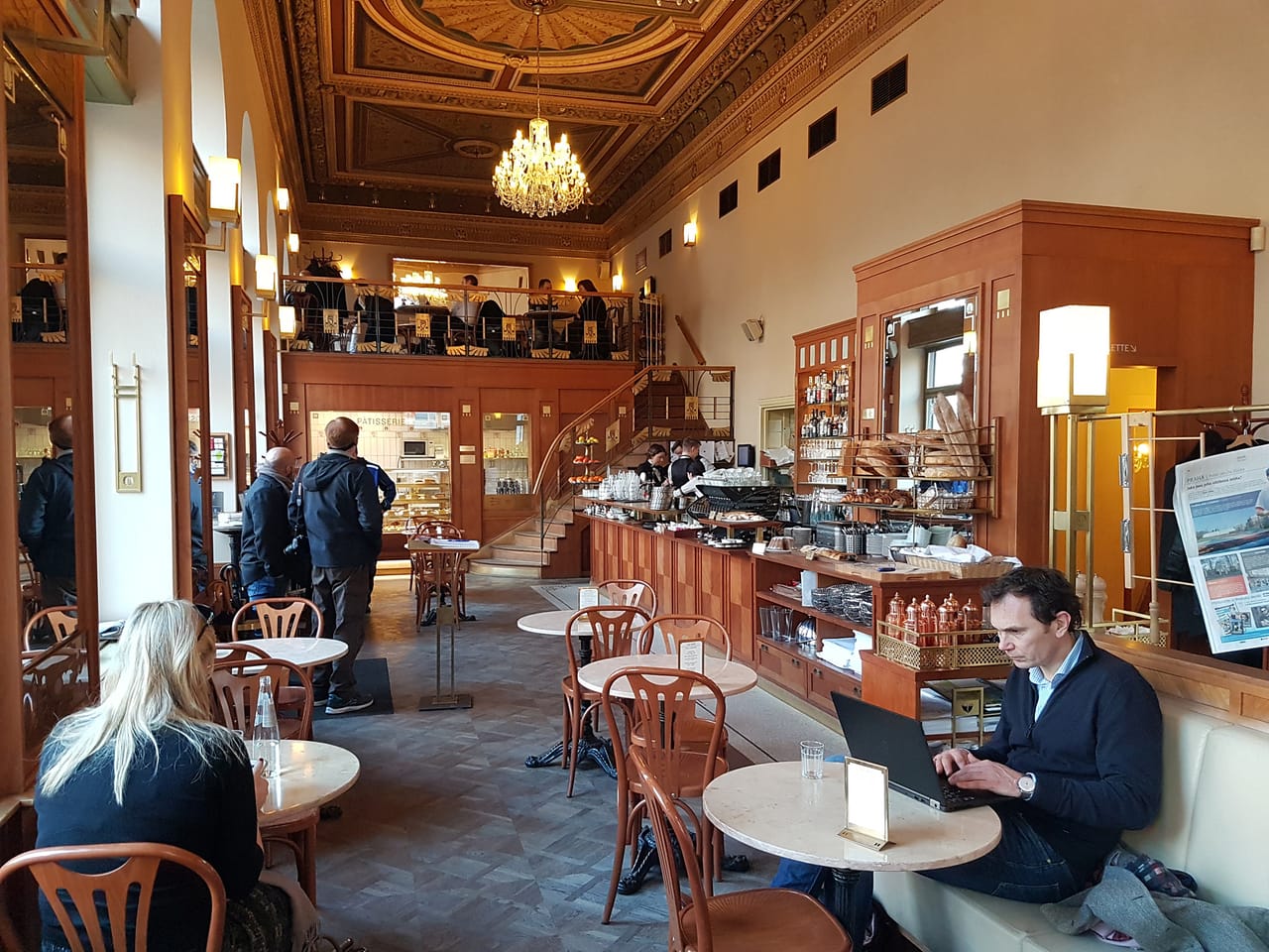 Gefragtes SzeneLokal im Wiener Stil Das Café Savoy