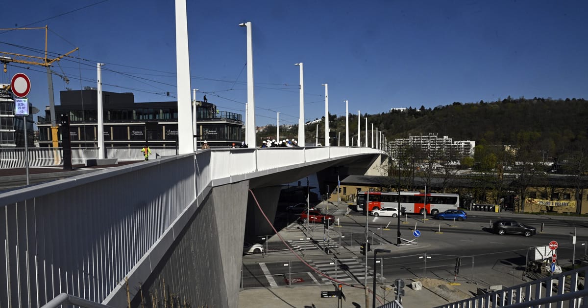 Millionenprojekt: Neue Moldaubrücke in Prag für Fußgänger, Radfahrer und ÖPNV eröffnet