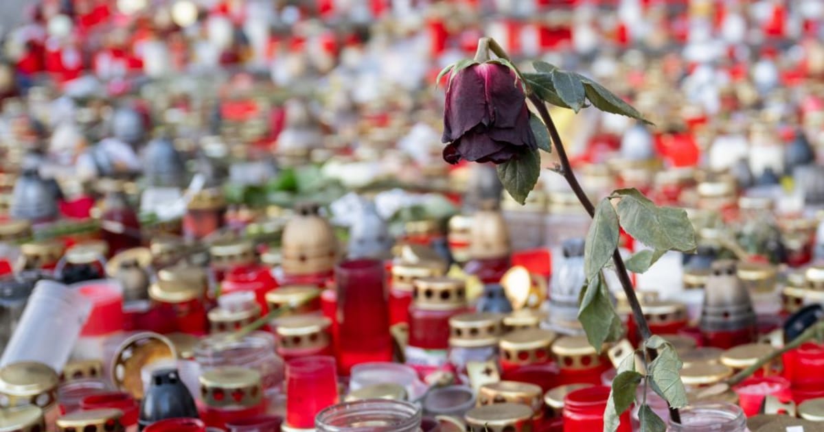 Nach Amoklauf In Prag: Abgeräumte Kerzen Sollen Zu Dauerhaftem Denkmal ...